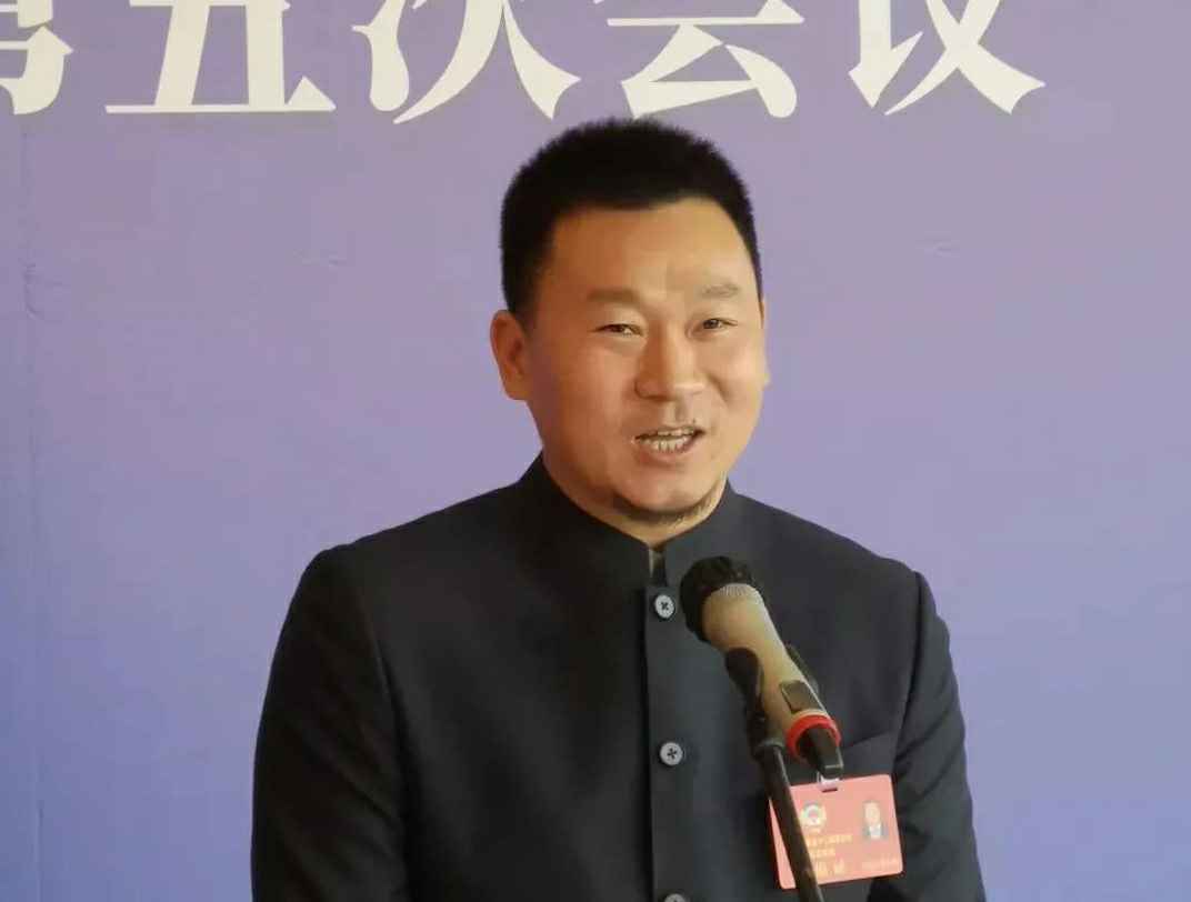 为进一步展示市政协团结、民主、开放、自信的形象，向市民和网友展示政协委员的履职风采，中山市政协十二届五次会议在2月4日上午开幕前开设“委员通道”，市政协委员、mksports官方网站登录入口-MK(中国)公司总经理陈朝阳走进“委员通道”，回应社会关切的问题。他就如何做好城市应急管理规划的问题进行发言，并回答记者提问。.jpg
